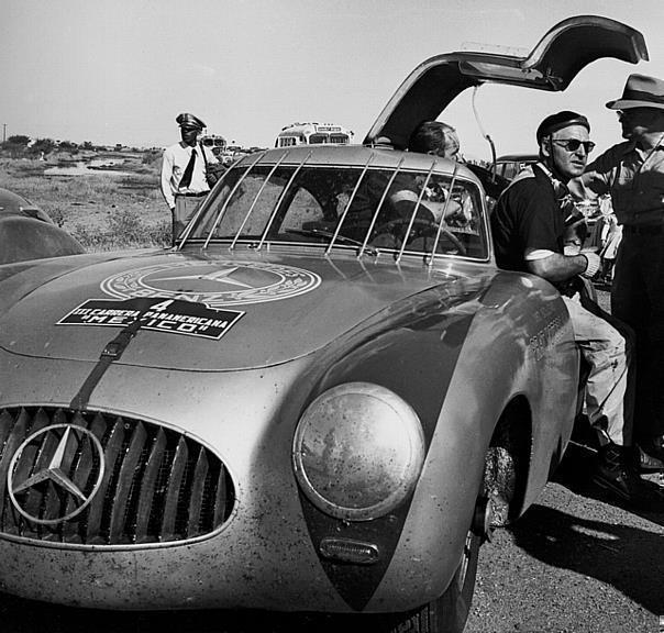 Gewinner: Karl Kling (verdeckt) und Hans Klenk siegen 1952 bei der dritten Carrera Panamericana Mexico auf Mercedes-Benz 300 SL (W 194).